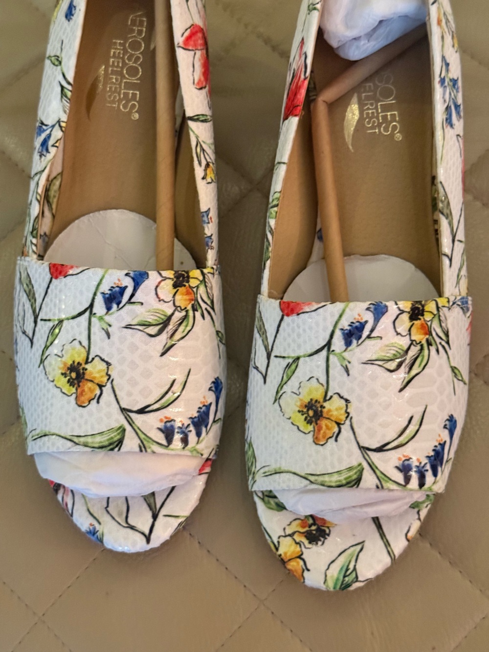 AEROSOLES White Floral Peep-Toe wedge cork with Yellow & Blue Accents